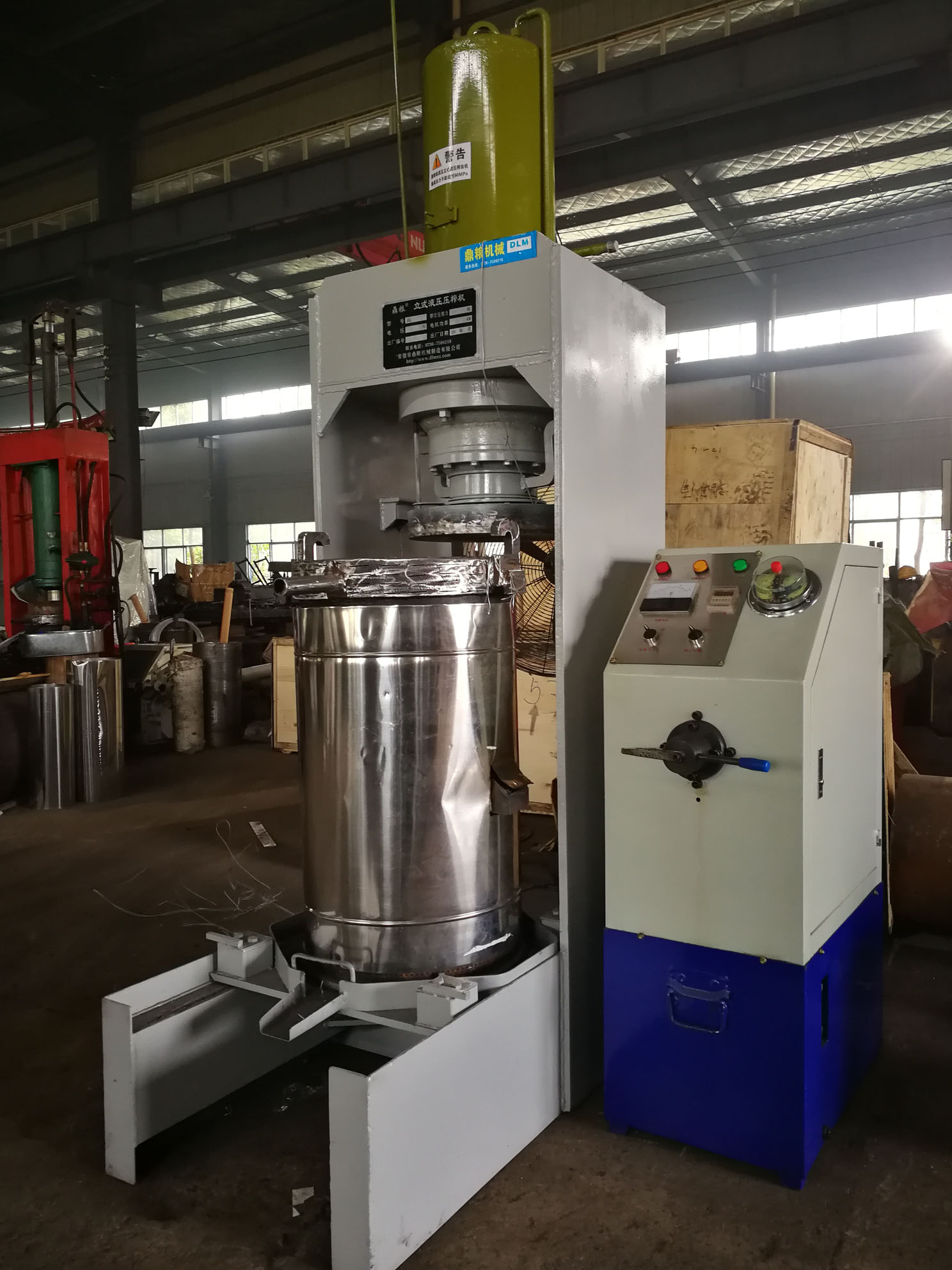 不銹鋼超高壓立式液壓壓榨機(jī)，果汁壓榨機(jī)，果渣壓榨機(jī)，藥材壓榨，油渣處理，白土壓榨
